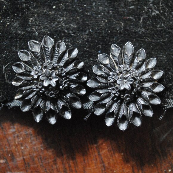 Antique Black Plastic Mourning Floral Screw-back Earrings with Cala Lily Border - Picture 1 of 9